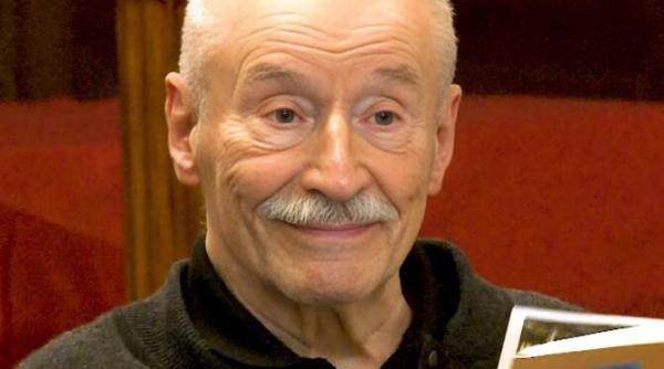 victor rebengiuc s a retras din teatru dupa o cariera de 70 de ani publicul l a aplaudat cu lacrimi in ochi la ultima reprezentatie in fits