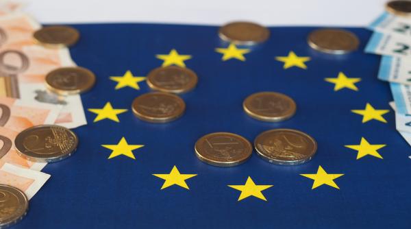 viktor orban arata cu degetul spre bruxelles acuza ce ca a adus uniunea europeana in pragul falimentului