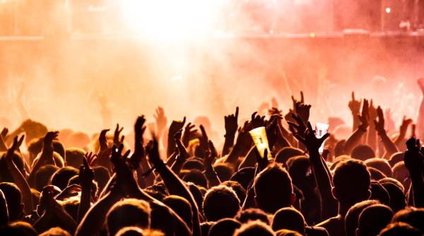 anm atentionare pentru cei care participa la evenimente in aer liber de ce e important sa si tina telefonul deschis poate fi salvator de vieti video