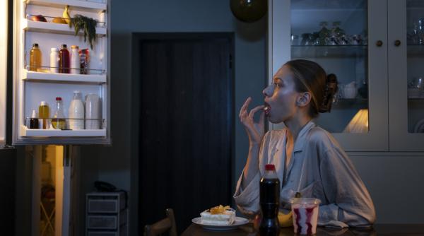 de ce ne este foame mai mult seara decat dimineata