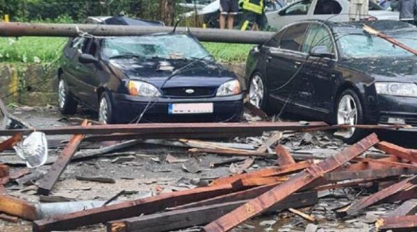 furtuna a facut prapad in resita acoperis smuls de vant si masini distruse