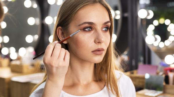 trucuri pentru un machiaj rezistent pe timpul verii explicate de mona croitoru video