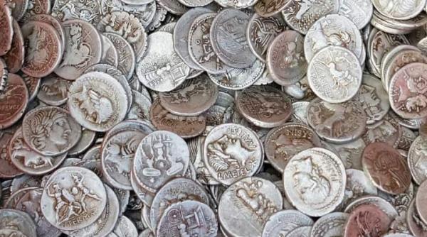 descoperire uimitoare intr o padure din gorj peste 1 300 de monede de argint romane gasite de doi pasionati de istorie