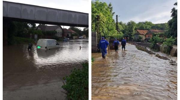 inundatii la valcea doua autoutilitare au ramas blocate in apa