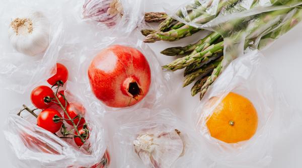 tara care le interzice magazinelor sa mai puna la dispozitie pungi subtiri din plastic pentru legume si fructe