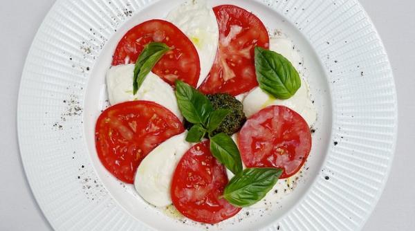 salata caprese reteta autentica nu include patru ingrediente des folosite