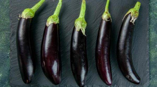 da prin razatoare vinetele si pregateste o cina delicioasa