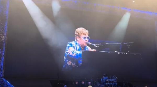 elton john a sustinut ultimul concert dupa o cariera de jumatate de secol ce mesaj le a transmis fanilor video