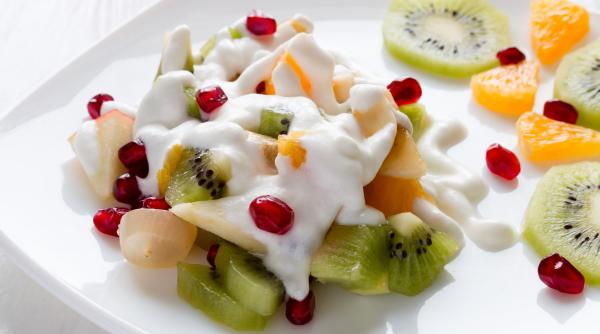 salata de fructe cu mascarpone si frisca rece de la frigider