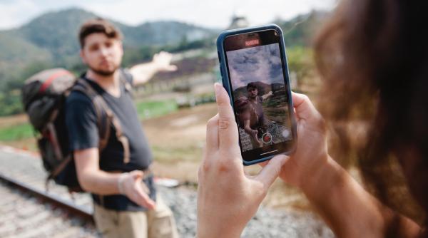 telefonul mobil si conexiunea la internet cele mai importante pentru romani in timpul vacantei potrivit unui sondaj