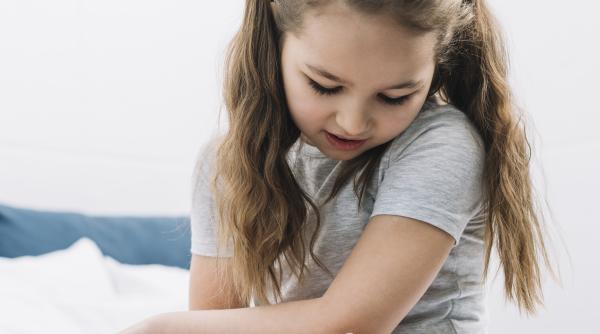 fetita care sufera de cea mai dureroasa boala din lume nimeni nu o poate atinge