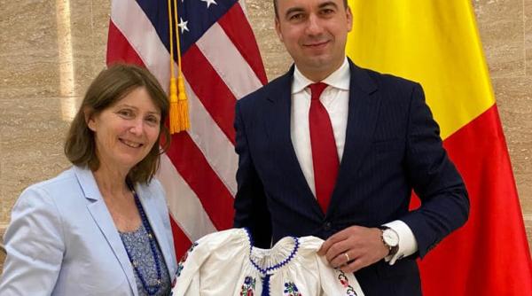 ministrul bogdan ivan cadou traditional romanesc pentru kathleen kavalec ambasadoarea sua in romania