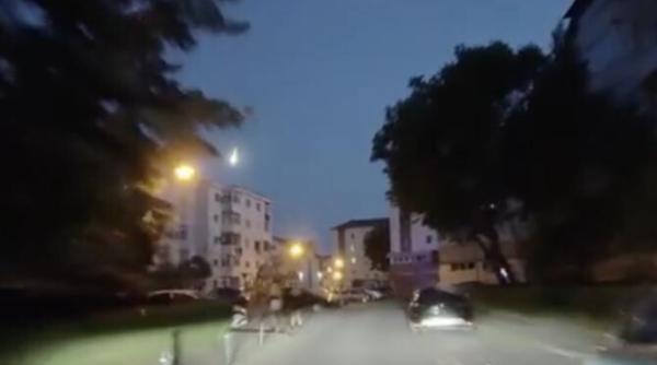 video un meteorit a luminat cerul astazi in romania salvamontistii au intrat in alerta s a crezut ca este vorba despre prabusirea unui avion