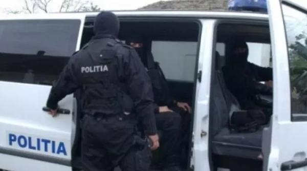 functionari publici din ilfov luati pe sus de dna si retinuti pentru 24 de ore i ar fi invatat pe angajatii din centrele de batrani cum sa falsifice documente