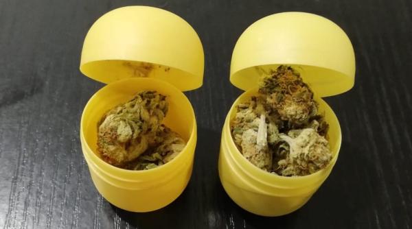 prins in vama veche cu droguri in cutiile de surprize de la ouale de ciocolata cand a vazut ca vin jandarmii s a prefacut ca vorbeste la telefon