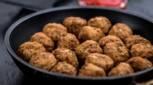 ce faci cand te ai saturat de carne chiftelute cu mazare si dovlecel