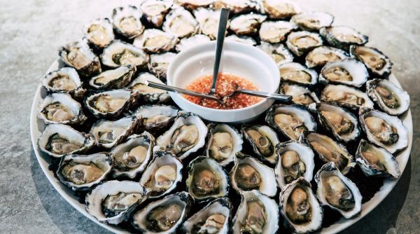 persoanele care ar trebui sa evite vara consumul de scoici stridii sau sushi