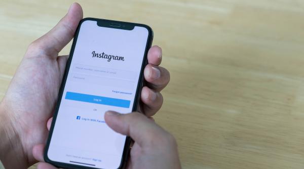 cat te costa sa ai bifa albastra pe instagram