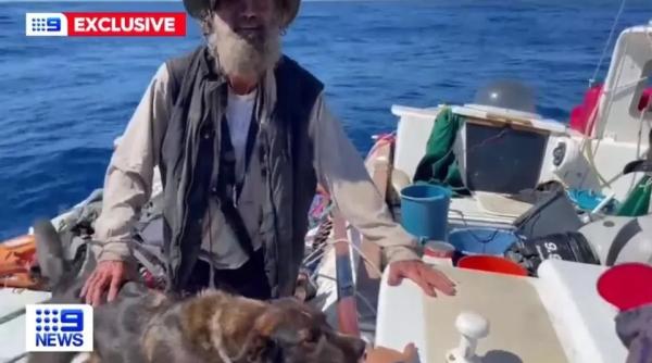 un barbat si un caine naufragiati in pacific au supravietuit cu peste crud si apa de ploaie