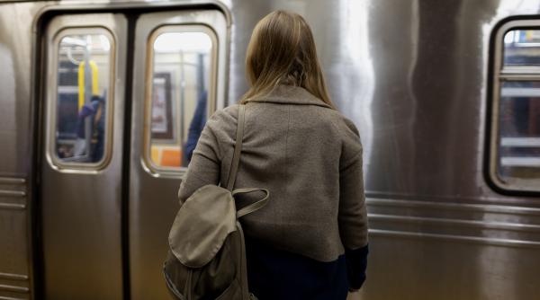 un calator a cazut pe sine la statia eroii revolutiei reprezentantii metrorex sustin ca ar fi vorba de o posibila tentativa de suicid