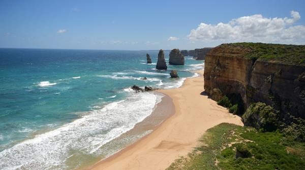 un obiect misterios de mari dimensiuni a fost gasit pe o plaja din australia este considerat ca fiind periculos video