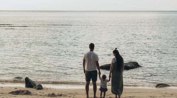 daca asa arata fericirea vreau pe nisip mesaj diferit de la malul marii