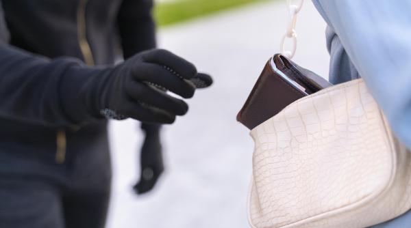 specializata in furt calificat la doar 14 ani o adolescenta din constanta retinuta dupa ce a dat spargeri in locuinte sedii de firme si saloane de spital