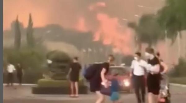 peste o mie de turisti fug din hotelurile in flacari din rodos situatie critica pe insula s au dat sms uri de evacuare ne am tarat valizele timp de doua ore la 40 de grade celsius