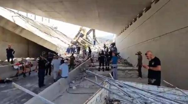 un pod s a prabusit in grecia persoane ranite sunt prinse sub daramaturi