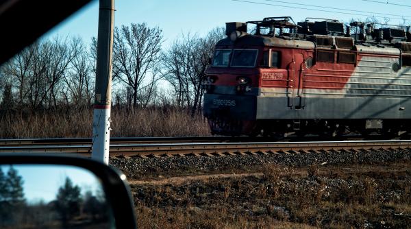 ce faci la trecerea la nivel cu calea ferata masura care nu se mai invata in scoala de soferi video