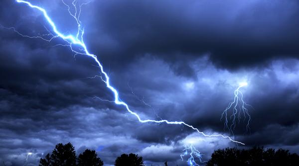 anm prognoza meteo vremea se strica brusc trecem de la cod rosu de temperaturi extreme la cod portocaliu de furtuni puternice rafale de vant 100 km h