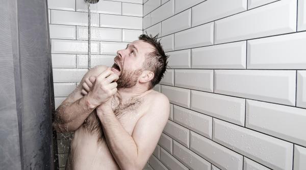 de ce sa nu faci dus cand e furtuna afara