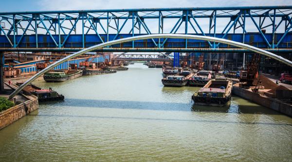 industria germana isi schimba directia pe masura ce nivelul apei rinului continua sa scada