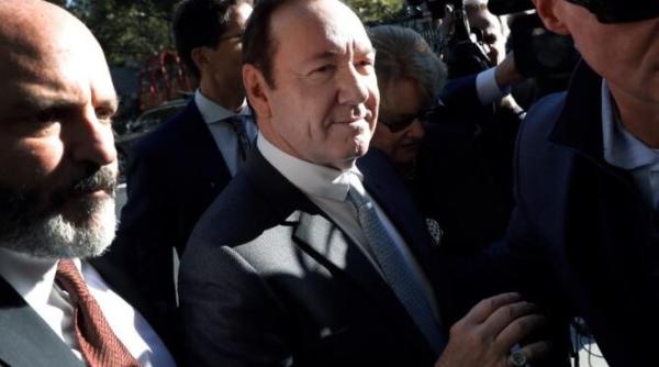 kevin spacey a fost achitat de acuzatiile de agresiune sexuala a primit verdictul cu lacrimi in ochi chiar de ziua sa