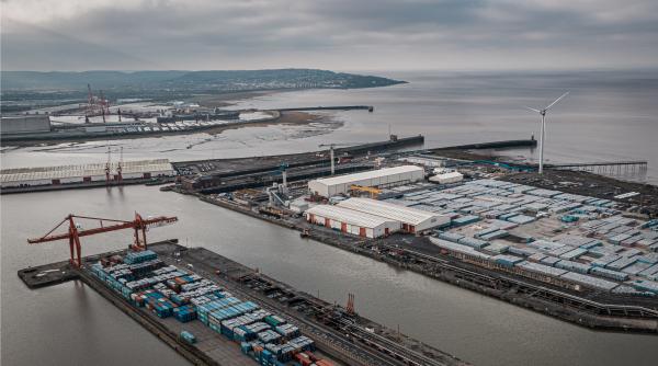 nava plina cu 3 000 de masini in flacari in largul coastelor olandeze