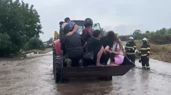 ploaia face ravagii in tulcea oamenii sunt scosi cu excavatorul din mijlocul viiturii video galerie foto