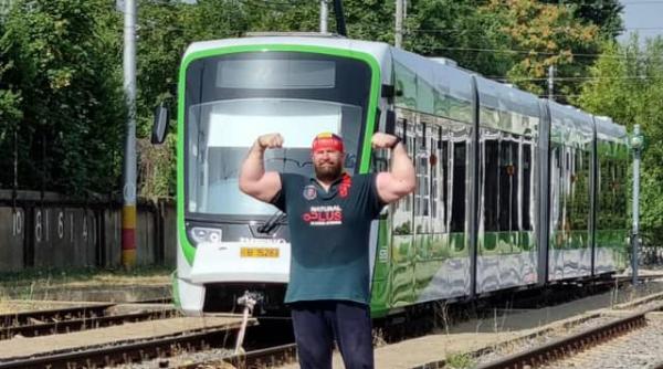 tramvai de 47 de tone din bucuresti tras cu forta bratelor de cel mai puternic roman reactia stb galerie foto