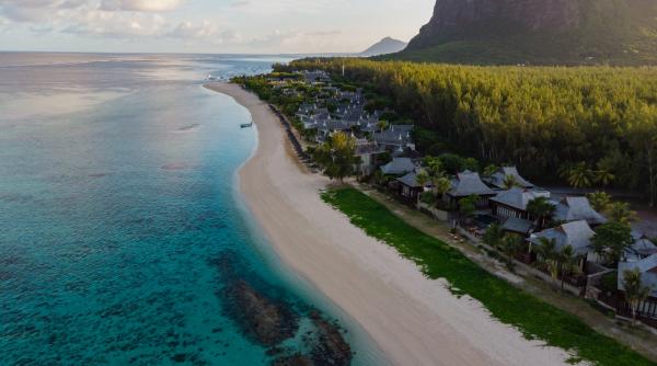 turistii europeni fug in mauritius pentru a scapa de caldura si razboi