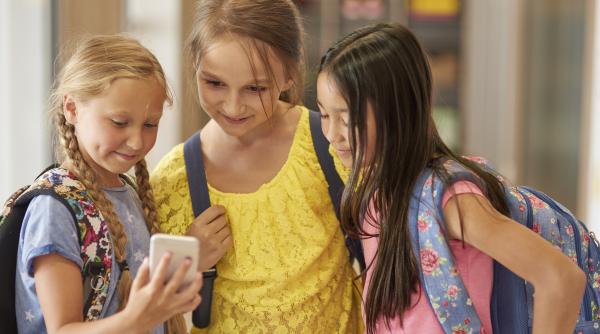 unesco cere interzicerea telefoanelor mobile la cursuri in toata lumea