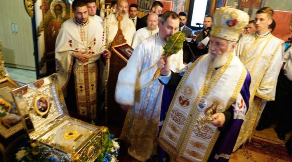 la manastirea baldana din arhiepiscopia targovistei au fost asezate particele din moastele sfantului iwrarh calinic de la cernica video