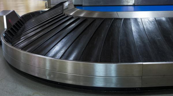 aproximativ 100 de pasageri au plecat fara bagaje de la aeroportul din sibiu valizele au fost duse in germania