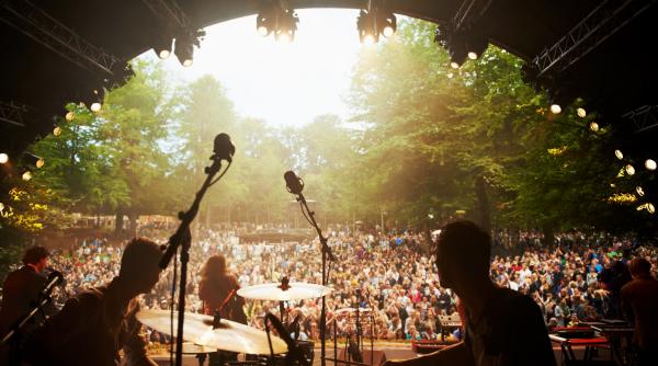 momentul in care cardi b a aruncat cu microfonul in public video