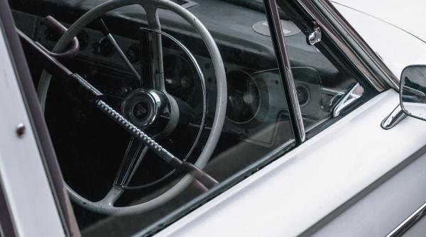 principala problema cand vezi in trafic o masina cu volan pe dreapta nu e din punct de vedere tehnic