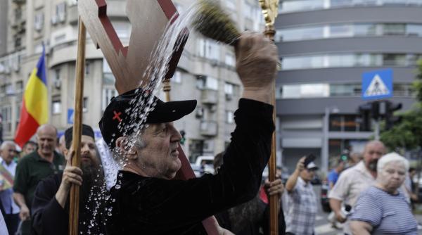 manifestantii la pride il iau in ras pe becali dupa ce milionarul a sfintit traseul marsului in urma lor