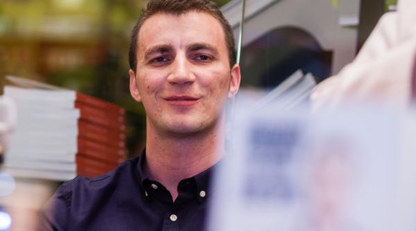 pah il ia la bani marunti pe godina cand a fost politistul de la rutiera in politia judiciara poate va prindeti si voi ca influentarul asta minte cum respira