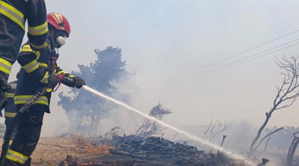 pompierii romani au intervenit la 50 de incendii in ultima zi din iulie