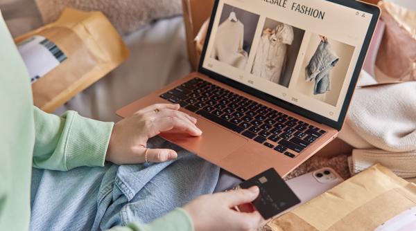 bolnavi de shopping romanii au cheltuit online 2 6 miliarde de euro pe haine si incaltaminte