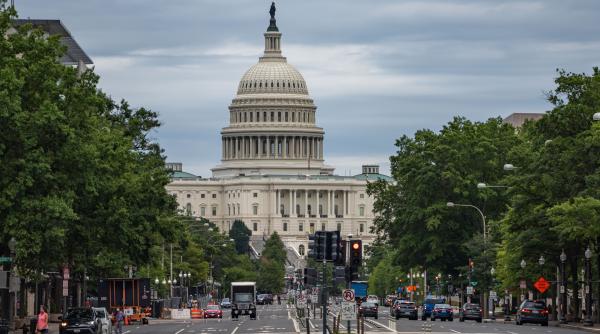 evacuare la capitoliul sua un lunetist a fost anuntat in cladire prin apel de urgenta video