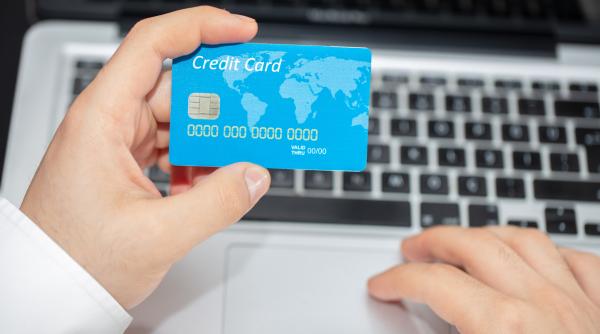 sondaj cec bank unul din doi romani plateste cumparaturile cu cardul