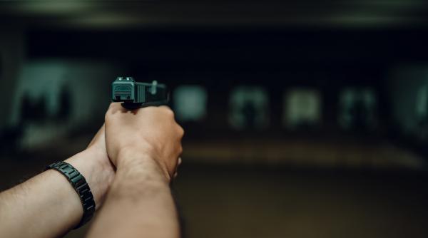 barbat retinut pentru 24 de ore dupa ce si a impuscat sora in cap cu un pistol de air soft